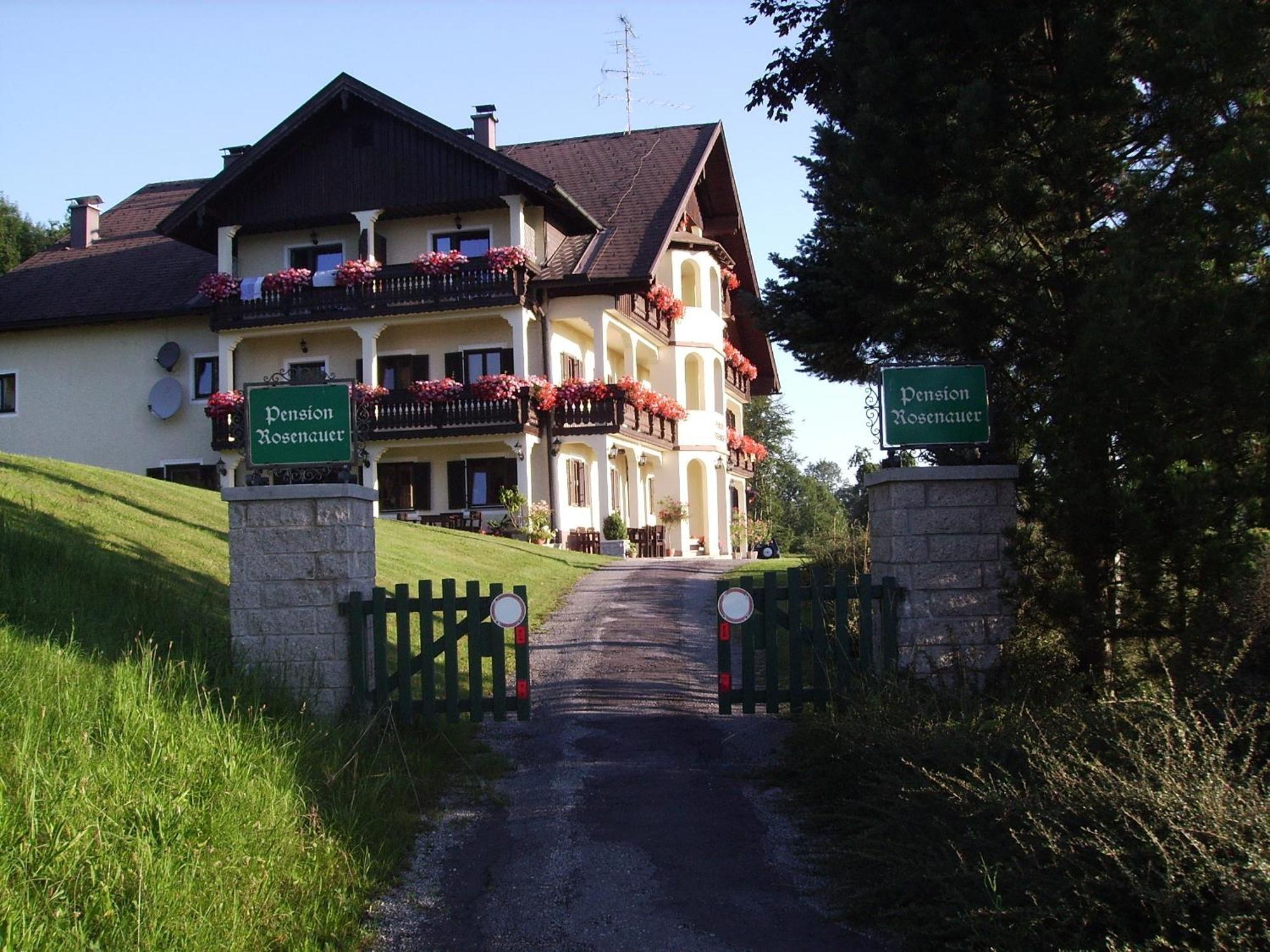 Haus Rosenauer Zimmer & Ferienwohnungen Nussdorf am Attersee Kültér fotó